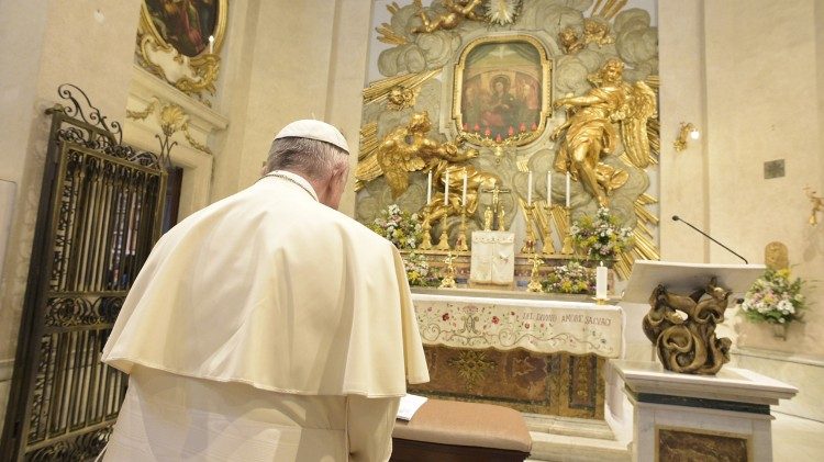 El Papa invita a rezar el Santo Rosario por la paz durante todo el mes ...